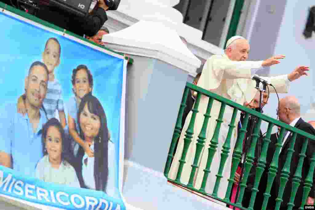 El papa Francisco saluda a sus feligreses en la Catedral en Santiago de Cuba (Cuba).