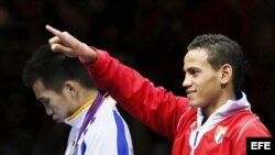El cubano Robeisy Ramirez celebra el oro conseguido ante el mongol Tugstsogt Nyambayar en la categoría de peso mosca 52 kg de los Juegos Olímpicos de Londres 2012.