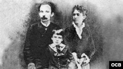 José Martí junto a Carmen Zayas y su hijo