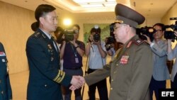 El general surcoreano Kim Do-gyun saluda a su homólogo norcoreano An Ik-san (d) tras concluir su reunión en Peace House en territorio surcoreano en la frontera entre ambas coreas en Panmunjom en Paju (Corea del Sur) hoy, 31 de julio de 2018. Las dos Corea