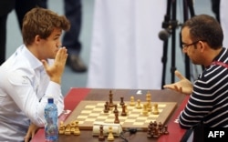 Foto Archivo: Leinier Domínguez (der.) jugando con el campeón del mundo, el noruego Magnus Carlsen, en Doha, Qatar, 2016.