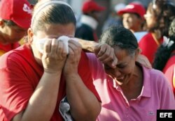 Seguidoras del presidente Hugo Chávez, lloran desconsoladas.