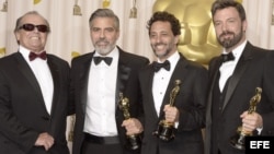 Jack Nicholson (i) junto a los productores de Argo George Clooney and Grant Heslov y el director y actor Ben Affleck. 