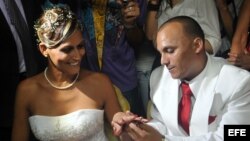 Foto de archivo de Wendy Iriepa (i) e Ignacio Estrada (d), durante su boda el 3 de agosto de 2011, en La Habana (Cuba).