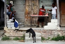 Foto Archivo, un hombre vende carne de cerdo en un portal de La Habana. REUTERS/Desmond Boylan