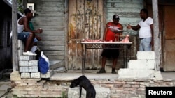 Foto Archivo, un hombre vende carne de cerdo en un portal de La Habana. (REUTERS/Desmond Boylan)