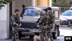  Varios militares delimitan un perímetro de seguridad en el lugar donde un vehículo ha atropellado a un grupo de militares que formaban parte de una patrulla del dispositivo antiterrorista desplegado en Levallois Perret, a las afueras de París (Francia) h