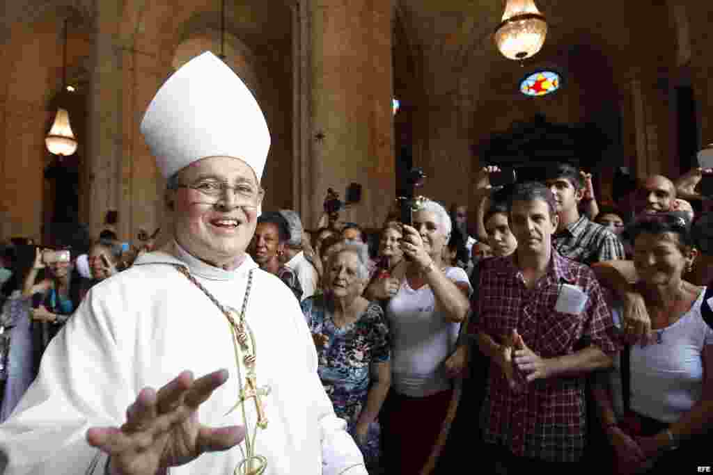 El cardenal cubano Jaime Ortega, saluda a religiosos presentes hoy, 22 de mayo de 2016, en la primera misa del nuevo Arzobispo de La Habana, Juan de la Caridad García Rodriguez