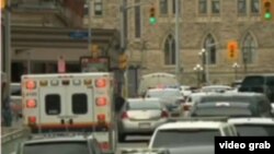 Ambulancias y autos policiales rodean el parlamento en Ottawa, adonde ingresó un hombre armado tras disparar contra un soldado.