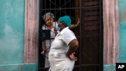 Mujeres conversan en la puerta de una vivienda en La Habana. (AP/Ramon Espinosa)