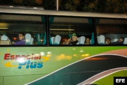 Los autobuses que transportan a 184 migrantes cubanos desde El Salvador hasta la frontera entre Guatemala y México parten del aeropuerto Oscar Arnulfo Romero