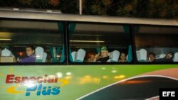 Los autobuses que transportan a 184 migrantes cubanos desde El Salvador hasta la frontera entre Guatemala y México parten del aeropuerto Oscar Arnulfo Romero.