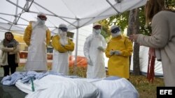 Trabajadores sanitarios de la Federación Internacional de la Cruz Roja (FICR) y de la ONG Médicos sin Fronteras realizan un entrenamiento previo a su viaje a los países de África afectados por el ébola, en la sede de la FICR en Ginebra, Suiza.