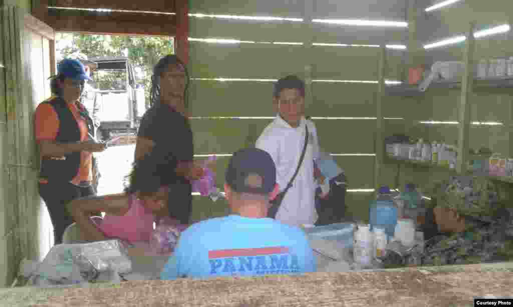 Cubanos varados en campamento de Lajas Blancas, en Darién, reciben atención médica. 