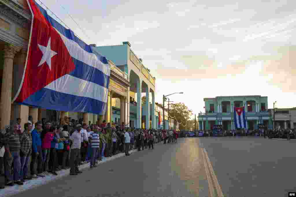 Cubanos esperan el paso de la urna con las cenizas del fallecido líder de la revolución cubana Fidel Castro hoy, viernes 2 de diciembre de 2016, en la ciudad de Camagüey .