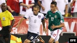 El jugador de México Jesús Zavala (d) disputa un balón con Clint Dempsey (c) de Estados Unidos.