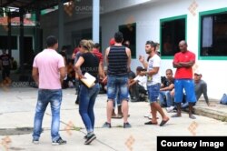 Unos 200 inmigrantes cubanos tuvieron que ser trasladados a una antigua prisión. Foto: Cortesía de la agencia de noticias en Quadrantín, Chiapas.