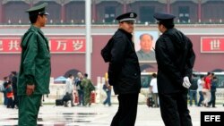 Archivo - Policias vigilan las entradas y salidas en la plaza de Tiananmen, en Pekín, China.
