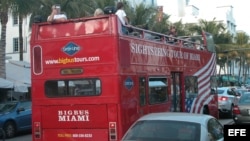 Foto de archivo. Turistas en Miami Beach, Florida. 