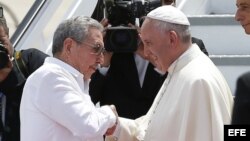 El papa Francisco (d) se despide de Raúl Castro en el aeropuerto Antonio Maceo.