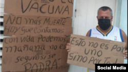 Esber Rafael Ramírez exigió con carteles la vacunación en Antilla, Holguín.