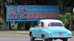 Queman una valla con las imágenes de Raúl y Fidel Castro en Santiago de Cuba.