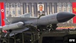  Fotografía facilitada por la agencia norcoreana NCNA de un misil tierra-aire durante el desfile militar celebrado en Piongyang el 15 de abril de 2014. EFE 