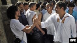 Archivo: El presidente de Ecuador, Rafael Correa (d), saluda a un grupo de turistas mientras recorre La Habana Vieja (Cuba). 