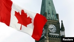 La bandera canadiense ondea en la Colina del Parlamento en Ottawa. (Reuters/Blair Gable/Archivo)