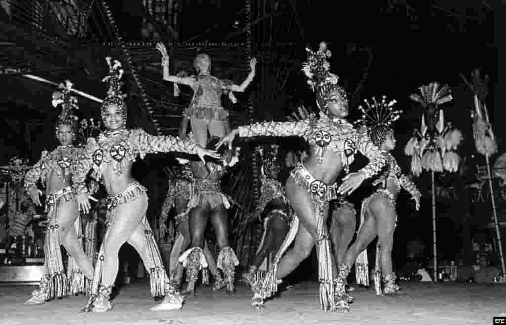 Momento del espect&aacute;culo que se ofrece en el Cabaret Tropicana, La Habana 1984