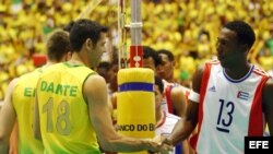 Los jugadores del seleccionado brasileño, Dante Amaral (i), saluda al jugador de Cuba Robertlandy Simon (d), durante el partido final por la Copa América de Voleibol disputado hoy, 28 de septiembre de 2008, en el gimnasio Aecim Tocantins de la ciudad de C