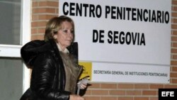 Esperanza Aguirre, ante la cárcel de Segovia