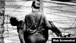 Peter Fechter, primer joven que muere intentando cruzar el muro de Berlín
