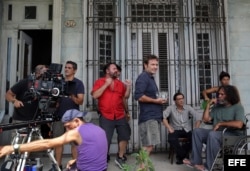 Los actores cubanos Jorge Perugorría (c), Jorge Martínez (2-d) y Luis Alberto García (d) durante el rodaje de una escena sobre la "saga Conde"