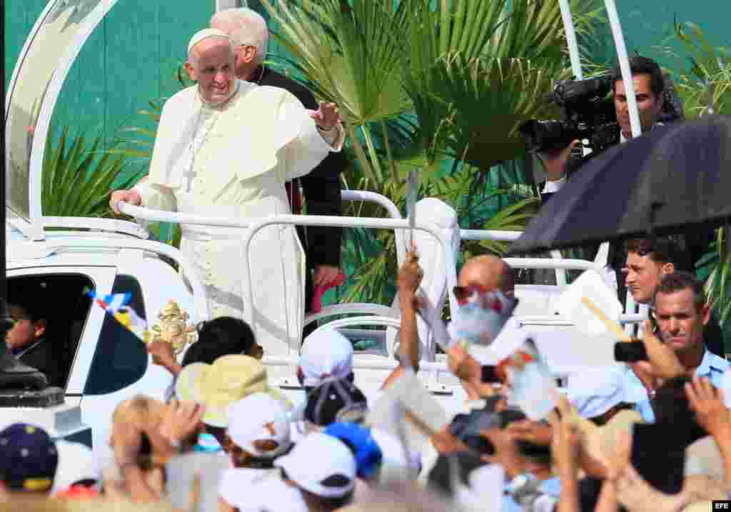 El papa Francisco saluda a fieles a su llegada a la Catedral en Santiago (Cuba).