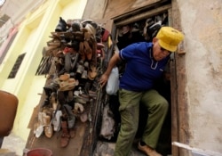 Zapatero, un oficio muy recurrido en Cuba, donde un par de zapatos puede ser un lujo. (REUTERS/Desmond Boylan/Archivo)