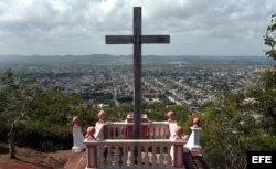 Cruz de madera ubicada en la Loma de la Cruz, desde donde se divisa toda la ciudad de Holguín.