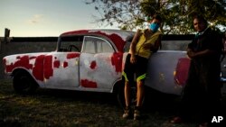 Mecanicos reparan un almendrón en La Habana en medio de la pandemia de coronavirus. (AP/Ramón Espinosa)
