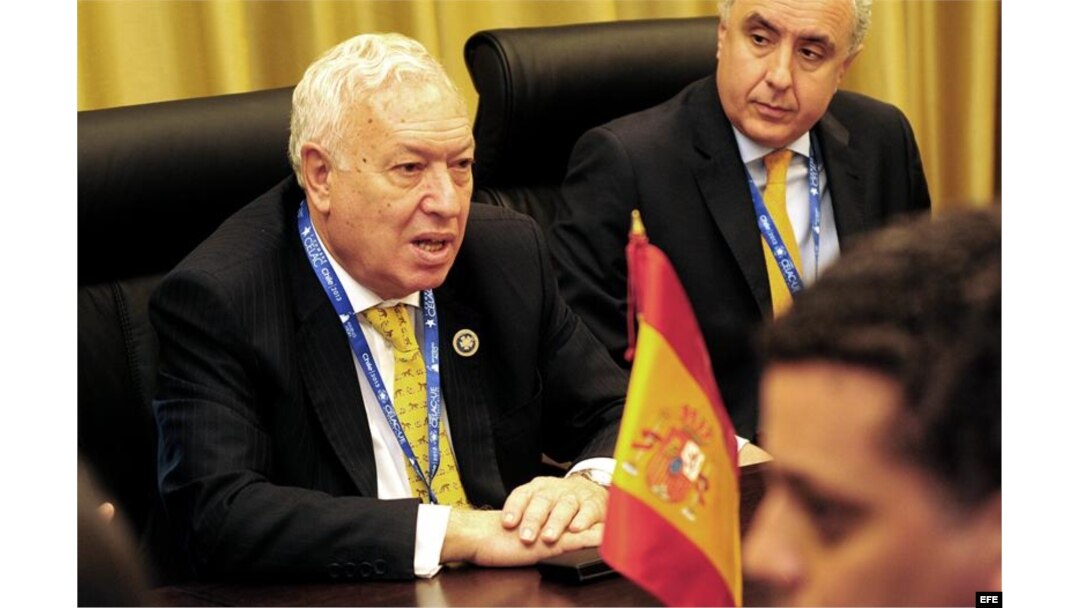 El ministro de Relaciones Exteriores de España, José Manuel García Margallo (i).
