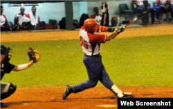 Ramón Lunar se destacó al bate por el equipo cubano.