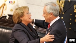 La mandataria chilena Michelle Bachelet junto a su antecesor Sebastián Piñera, en marzo de 2014.