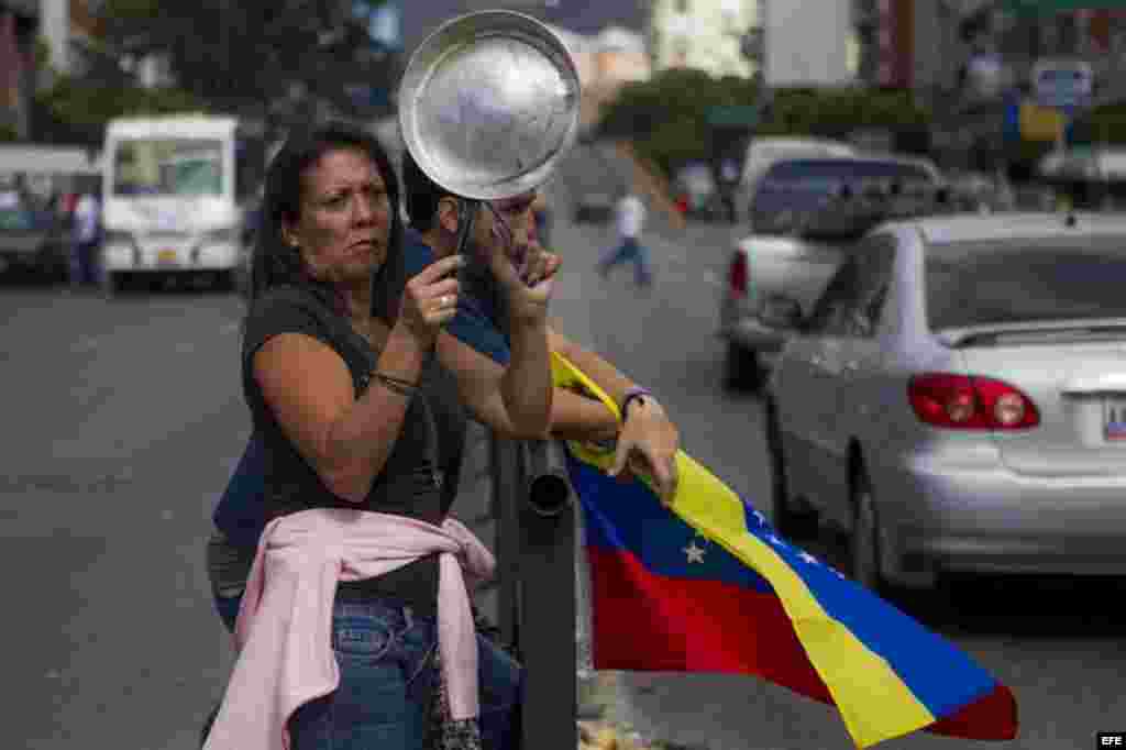 El viernes, Caracas amaneció en relativa calma, pero aún con restos de barricadas improvisadas en avenidas principales y con inconformes tomando nuevamente las calles en protesta.
