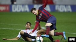 El delantero argentino del FC Barcelona Leo Messi lucha el balón con el argentino Federico Fazio, del Sevilla