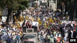 Trabajadores de la prensa venezolana marchan en defensa de la libertad de expresión.