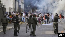 Enfrentamiento entre manifestantes y la policía en Venezuela.
