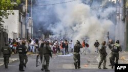 Enfrentamiento entre manifestantes y la guardia en Venezuela.