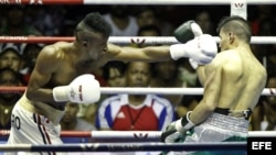 El boxeador cubano Lázaro Álvarez (i), del equipo "Domadores", ante Lindolfo Delgado (d) de "Guerreros de México" en 60 kg