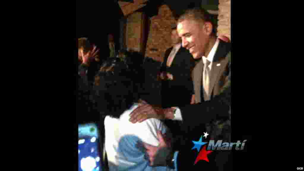 El presidente Barack Obama saluda a la líder de las Damas de Blanco Berta Soler Fernández