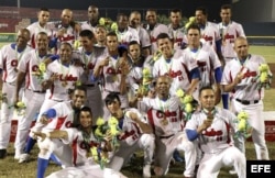 Jugadores del equipo de béisbol de Cuba celebran su victoria ante Nicaragua.