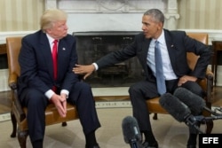 El presidente de los Estados Unidos, Barack Obama (d) junto con el presidente electo Donald Trump (i).
